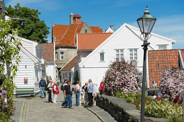 Lidé chodí na ulici v Stavanger, Norsko. — Stock fotografie