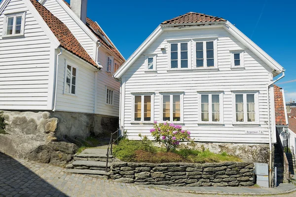 Stavanger, Norveç'te geleneksel ahşap evlerin dış. — Stok fotoğraf