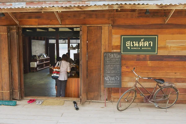 Внешний вид входа в один из хостелов в Чиангхане, Таиланд . — стоковое фото