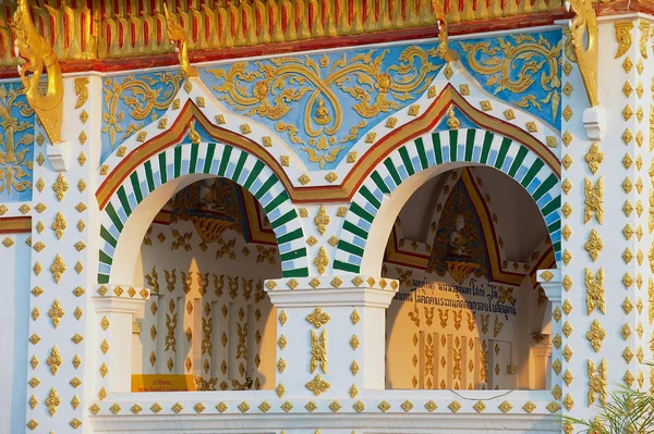 Внешняя деталь храма Ват Шри Кхун Муанг в Чан Хане, Таиланд . — стоковое фото