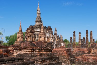 View to the ruins of Wat Mahathat in Sukhothai Historical park, Sukhothai, Thailand. clipart