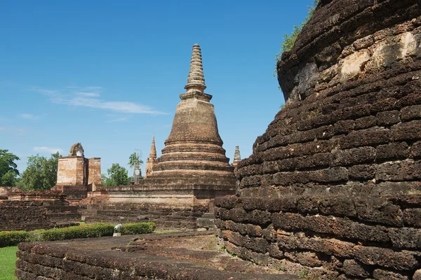 View to the ruins of Wat Mahathat in Sukhothai Historical park, Sukhothai, Thailand. — стокове фото