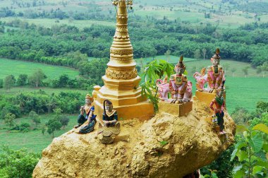 Dış Cephe detay ünlü Wat Phra bu DOI DIN Chi Mae Sot, Tayland, altın rock Dengeleme kutsal.