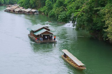 İnsanlar nehir gezisi Süphan Buri, Tayland, Thailand içinde katılmak.