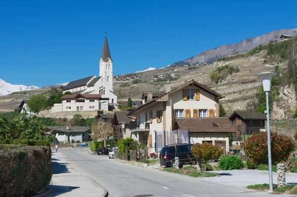 Vista para os edifícios da área residencial e igreja da rua de Brig (Brig-Glis), Suíça . — Fotografia de Stock