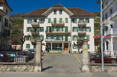 Tarihi bina şehir merkezinde Bex, İsviçre için göster.