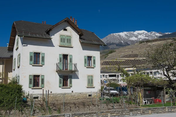 Zobacz do starego budynku mieszkalnym w Brig (Brig Glis), Szwajcaria. — Zdjęcie stockowe