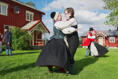 İnsanlar tarihi kostümler giyen geleneksel dans bitirebilirsin, Norveç'te gerçekleştirmek..