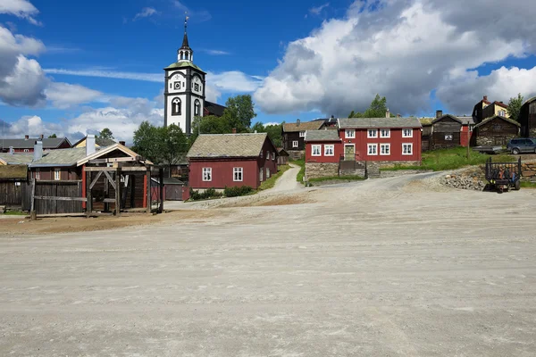 Roros, Norveç'te Roros bakır madenleri kasaba kilise çan kulesi ve geleneksel ahşap evler göster. — Stok fotoğraf
