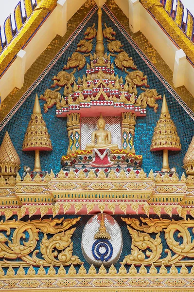Detalle exterior de la decoración del templo en Wat Khunaram en Koh Samui, Tailandia . — Foto de Stock