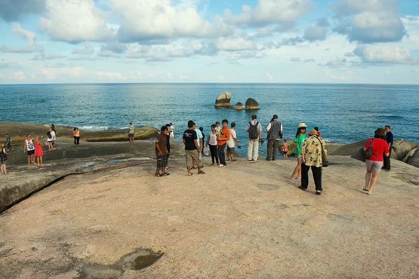 La gente gode la vista sul mare al mare a Kog Samui, Thailandia . — Foto Stock