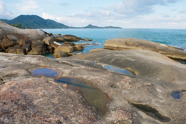 サムイ島、タイの海辺の石を表示します。. — ストック写真