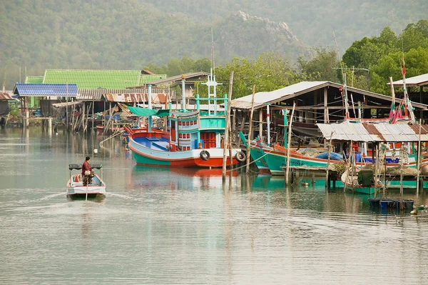 Mężczyzna jedzie motorówka przez rybaków wsi w Sam Roi Yot National park, Sam Roi Yot, Thailand. — Zdjęcie stockowe