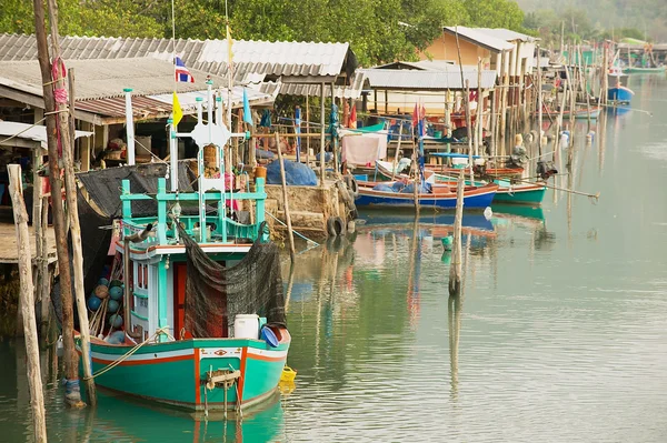 Met het oog op de vissers dorpswoningen in Sam Roi Yot nationaal park, Sam Roi Yot, Thailand. — Stockfoto