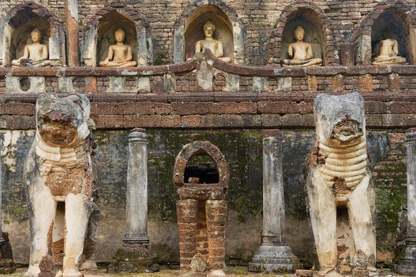 Detalle exterior del templo Si Satchanalai en el Parque histórico de Sukhothai, Sukhothai, Tailandia . — Foto de Stock