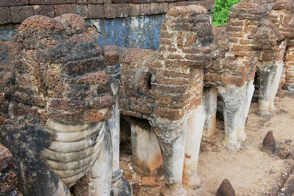 Detalle exterior del templo Si Satchanalai en el Parque histórico de Sukhothai, Sukhothai, Tailandia . — Foto de Stock