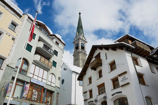 Vue sur les bâtiments et le clocher de l'église de Saint-Moritz, Suisse . — Photo