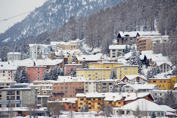 Vista a los edificios de St. Moritz, Suiza . — Foto de Stock