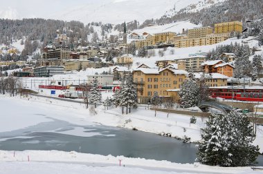 Tren istasyonu ve Binalar, St. Moritz, İsviçre için görüntüleyin.