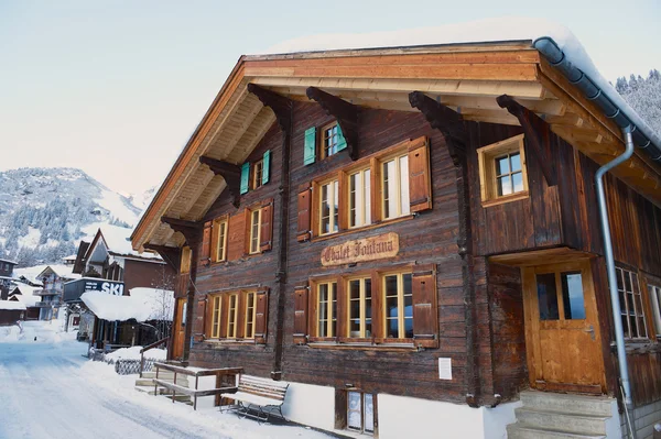 Esterno del tradizionale chalet in legno Fontana a Murren, Svizzera . — Foto Stock