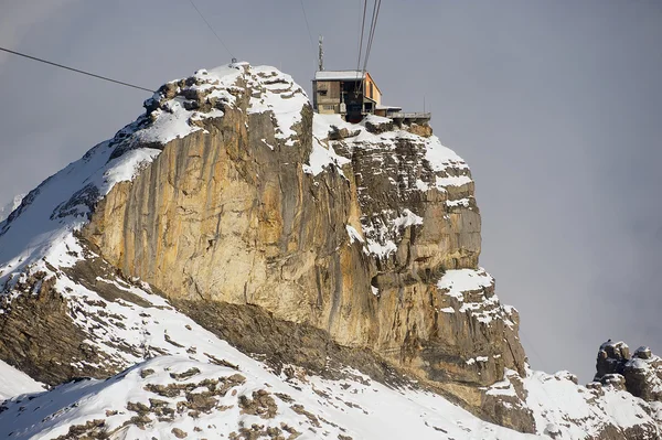 Blick auf die Bergstation der Birgseilbahn von der Gondelbahn auf das Schilthorn im schweizerischen Murren. — Stockfoto