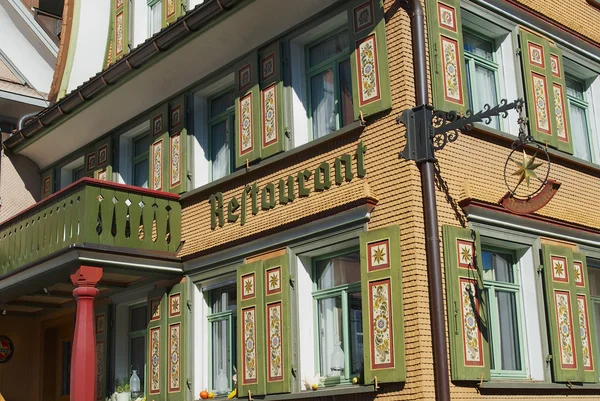 Экстерьер здания традиционного швейцарского Аппенцелля в Аппенцелле, Швейцария . — стоковое фото