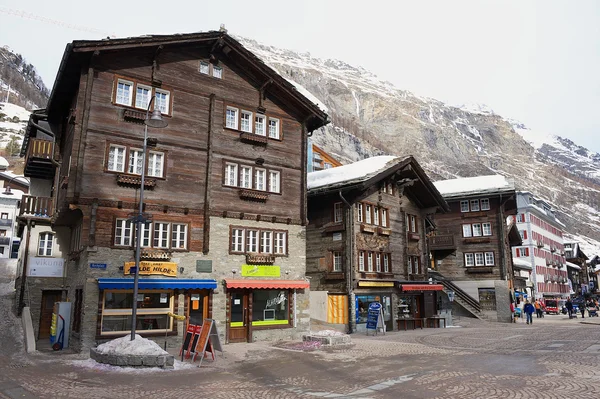 Aussenfassade der traditionellen Holzbauten in Zermatt, Schweiz. — Stockfoto