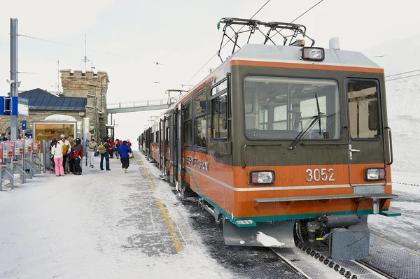 Les gens se tiennent à la gare Gornergratbahn supérieure de Zermatt, en Suisse . — Photo