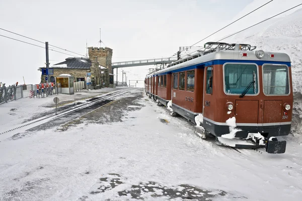 Vista a la estación superior del ferrocarril Gornergratbahn y al tren en Zermatt, Suiza . —  Fotos de Stock
