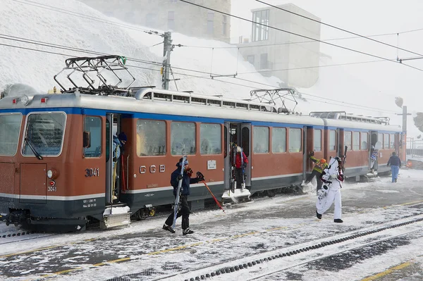 As pessoas desembarcam do trem na estação ferroviária de Gornergratbahn, em Zermatt, Suíça . — Fotografia de Stock