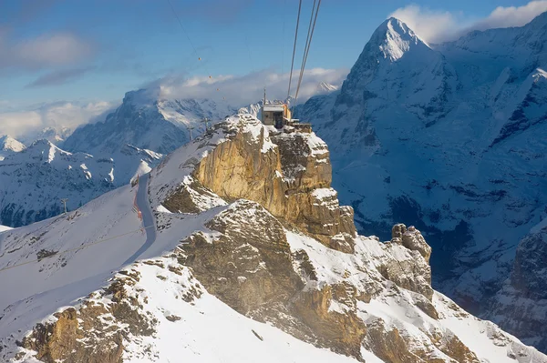 Vista para a estação de teleférico Birg a partir da gôndola de teleférico a caminho de Schilthorn em Murren, Suíça . — Fotografia de Stock