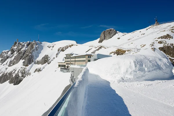 Zobacz do Pilatus Kulm luksusowy hotel w górnej części góry Pilatus Lucern, Szwajcaria. — Zdjęcie stockowe