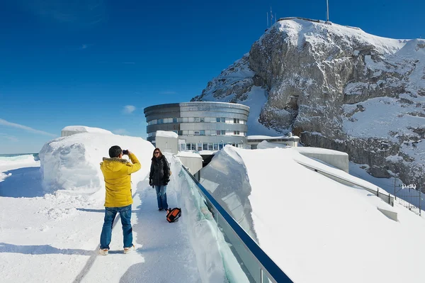 Los turistas hacen fotos de viaje en la terraza en la cima de la montaña Pilatus en Lucern, Suiza . —  Fotos de Stock