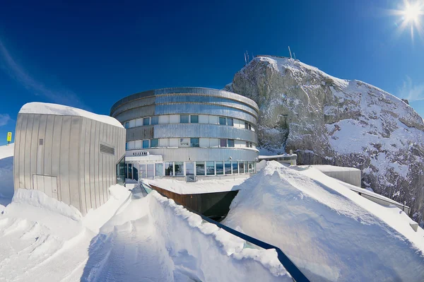 Visa att byggnaderna på terrassen på toppen av berget Pilatus i Luzern, Switzerland. — Stockfoto