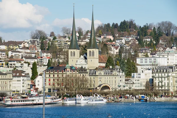 Vista a la iglesia de San Leodegar y la ciudad de Lucerna en Lucerna, Suiza . — Foto de Stock