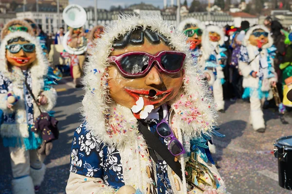 As pessoas participam do desfile no Carnaval de Lucerna, em Lucerna, Suíça . — Fotografia de Stock
