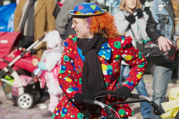 Potret seorang wanita yang mengenakan kostum karnaval di Karnaval Luzerne di Lucern, Swiss . — Stok Foto