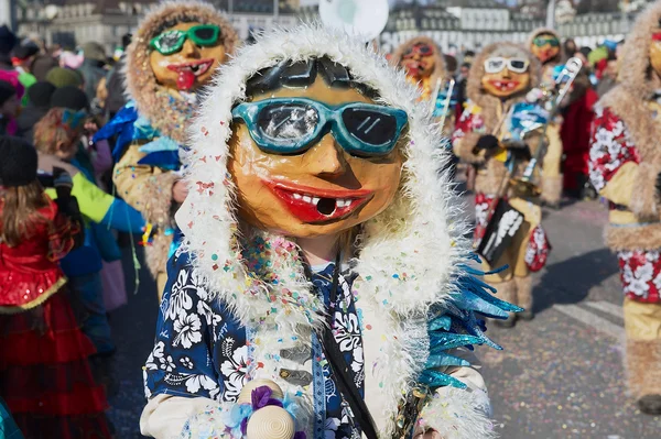 Folk deltager i paraden på Luzerns karneval i Lucerne, Schweiz . - Stock-foto