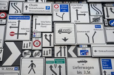 Lucerne, İsviçre Ulaştırma Isvicre Müzesi dış duvar, trafik işaretleri görünümünü.