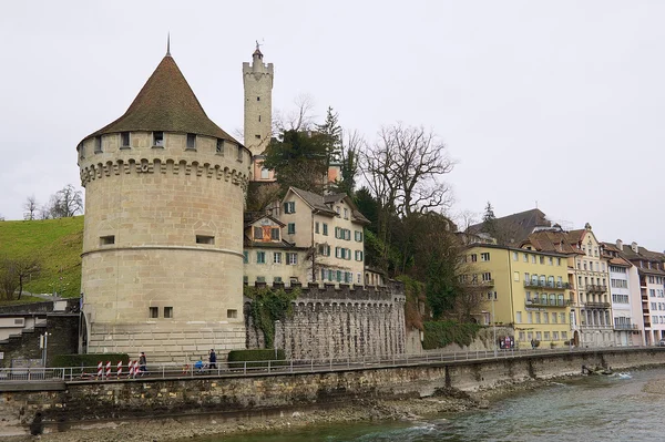 Pemandangan menara tua dan tembok kota Lucerne, Swiss . — Stok Foto