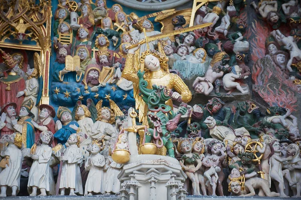 Exterior de la escultura colectiva "El Juicio Final" sobre la entrada de la catedral de Munster de Berna en Berna, Suiza . — Foto de Stock