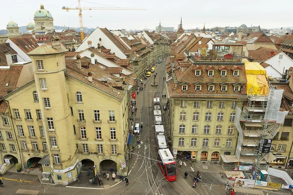 Vista desde la Torre del Reloj hasta el tranvía que pasa por la calle en Berna, Suiza . — Foto de Stock