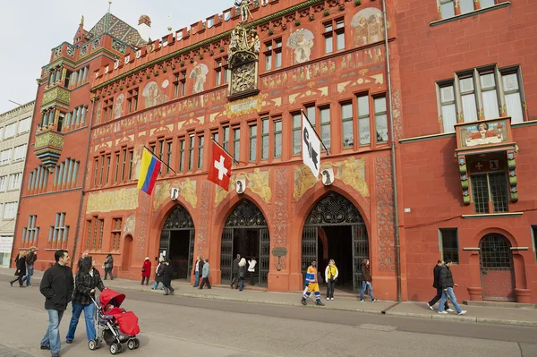 La gente camina frente al Ayuntamiento de Basilea, Suiza . — Foto de Stock