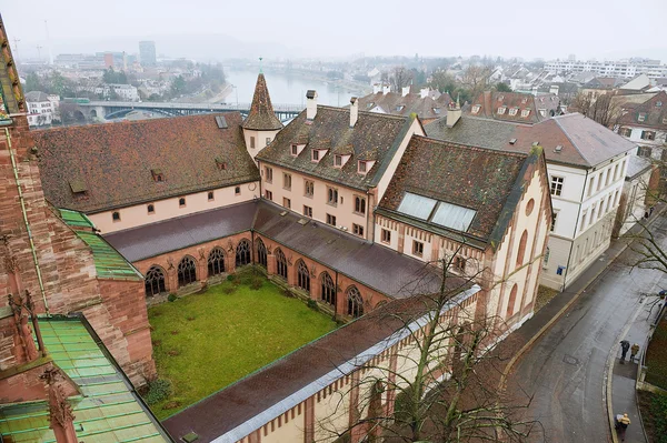 Vista a la ciudad de Basilea desde la torre Munster en un día lluvioso en Basilea, Suiza . — Foto de Stock