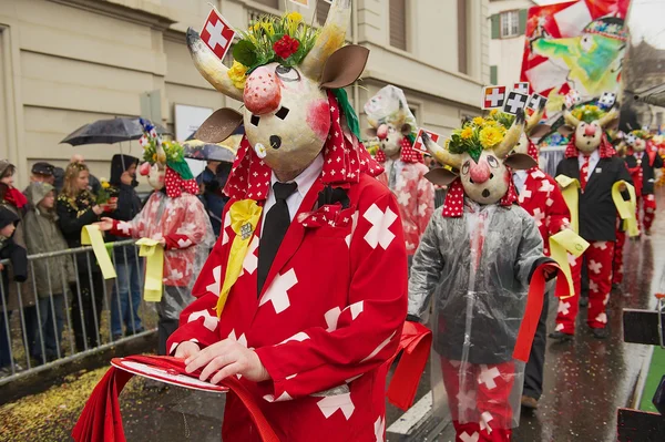 Des gens participent au Carnaval de Bâle à Bâle, en Suisse . — Photo