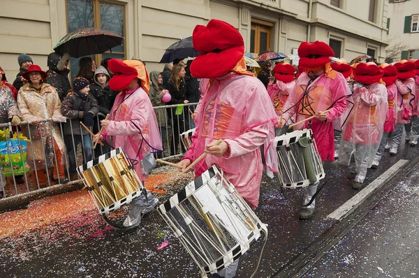 Orang-orang ikut serta dalam parade di Basel Carnival di Basel, Swiss . — Stok Foto