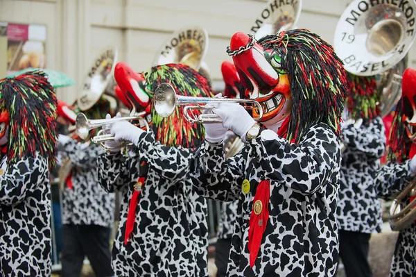 Des gens participent au Carnaval de Bâle à Bâle, en Suisse . — Photo