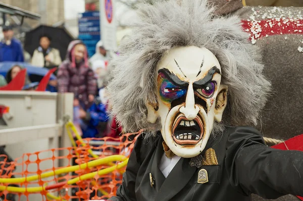 Une personne porte un masque de carnaval au Carnaval de Bâle à Bâle, Suisse . — Photo