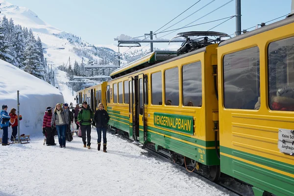 As pessoas caminham pela plataforma ferroviária Wengernalpbahn em Grindelwald, Suíça . — Fotografia de Stock