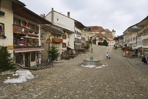 人々 はスイスのグリュイの中世の町の通りで歩く. — ストック写真